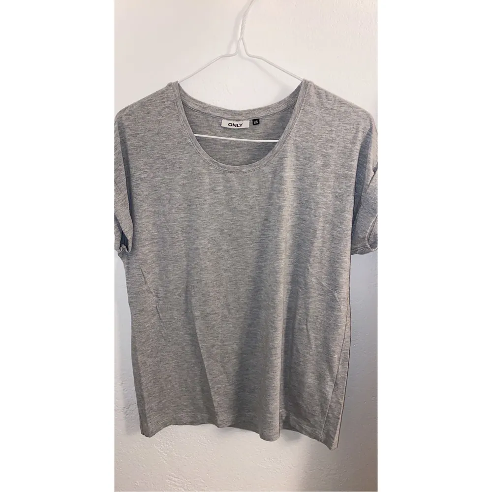 Vanlig basic grå tisha från Only i jättemjukt material😋 Storlek XS men passar även en S! Köparen står för frakten✨. T-shirts.