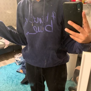 Hoodie - Hoodie från H&M med tryck, jättebra skick och mysig!