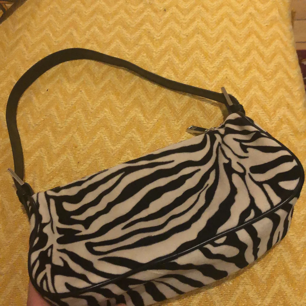 Säljer min fina zebra väska som ursprungligen är från gina tricot då den aldrig kommer till användning! ❤️ (endast använd fåtal gånger) den är slutsåld!. Väskor.