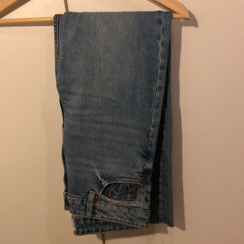 Hejsan vi säljer nu ett par helt nya jeans i mom fit från lager 157 i storlek XS. (Köpta för 300kr). Skriv gärna i Dm om ni vill se mer detaljerade bilder så fixar vi det :). Jeans & Byxor.