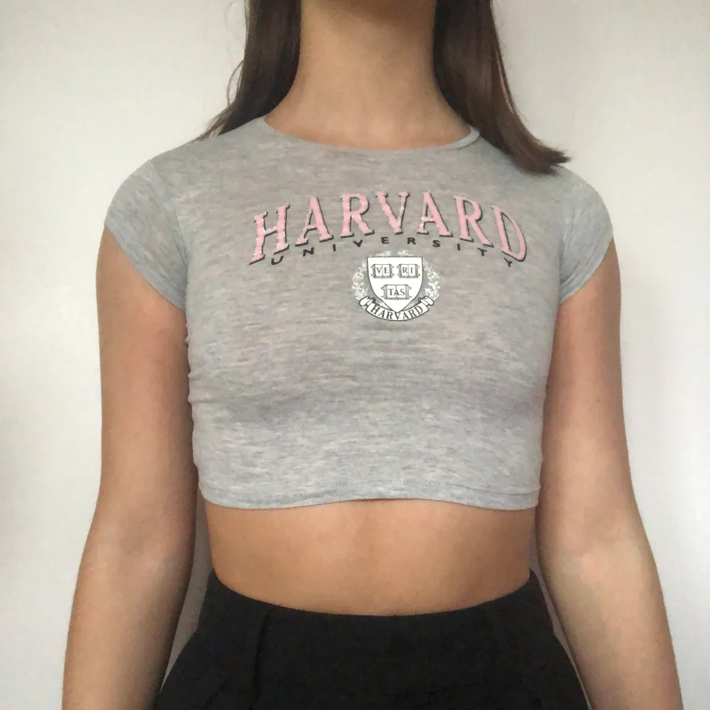 Sötaste babyteen med texten Harvard! Visas på en s men uppskattas till en xs. Kom privat vid intresse. Frakt tillkommer!. T-shirts.