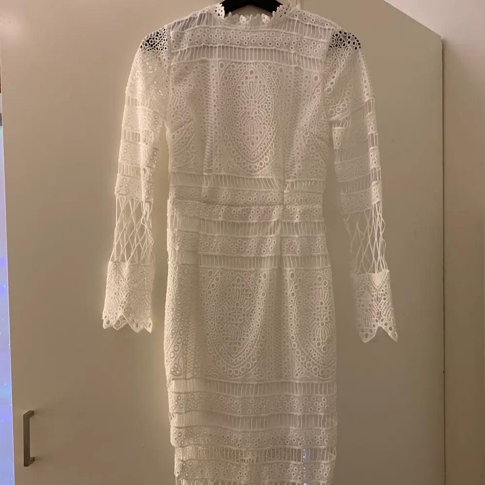 Denna fina spetsklänning beställdes för 2 år sedan, den har hängt i garderoben sedan dess oanvänd då den storleksmässigt inte passar mig. Den har en dragkedja på baksidan! 😁💯. Klänningar.