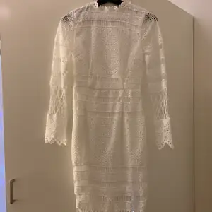Denna fina spetsklänning beställdes för 2 år sedan, den har hängt i garderoben sedan dess oanvänd då den storleksmässigt inte passar mig. Den har en dragkedja på baksidan! 😁💯
