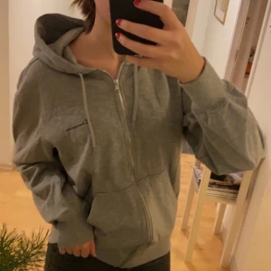 Champion zip up hoodie - Så snygg zip up hoodie från champion! Storlek L men sitter snyggt oversize på mindre storlekar än så också!💕