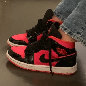 Jordans Mid - Säljer mina Supercoola röd/orangea och svarta Jordans. Mycket sparsamt använda och i fint skick. Såklart äkta, har dock inget kvitto men finns en qr kod i. Köparen står för frakten :)