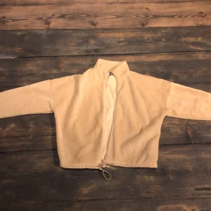 Sweater från Ginatricot  - En fluffig och bekväm sweater från ginatricot. Använd fåtal gånger och i nyskick. Perfekt nu i vinter💙