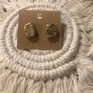 Öronhänge  - Svart marmor guld studs ploppar