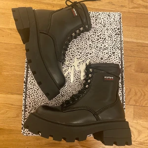   Michigan boots strlk 36 från Eytys  - Super coola helt nya Boots från Eytys i storlek 36 passar även till storlek 37 .   