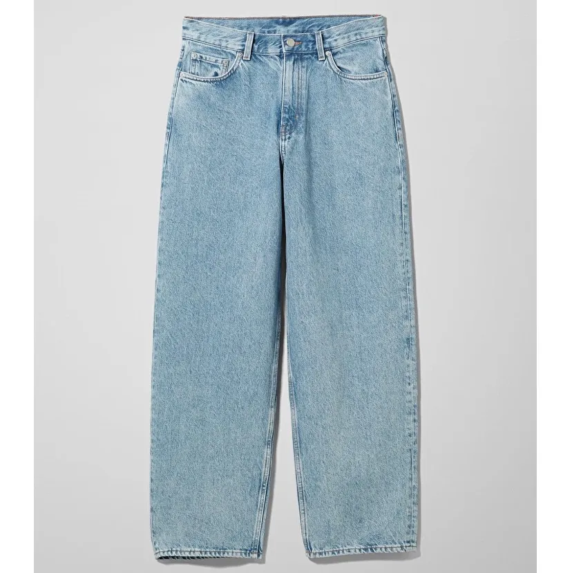 Säljer nu mina Rail mid loose straight jeans från weekday, då tyvärr har blivit för små:/. Köptes för 600kr. Frakt är 79kr❤️. Jeans & Byxor.