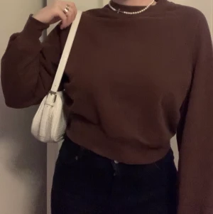 brun sweatshirt - jätte snygg brun lite croppad sweatshirt från weekday! använder inte och därför säljer jag, väldigt bra skick! jag på bilden har i vanliga fall S-M! köparen står för frakten🤎😁