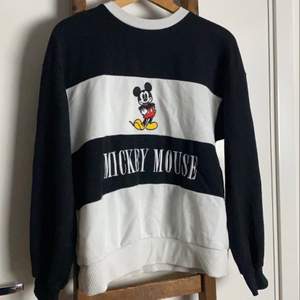 Sweatshirt med supercoolt Mickey Mouse-tryck✨ storlek S☺️ frakten ingår ej, kan mötas upp i Sthlm
