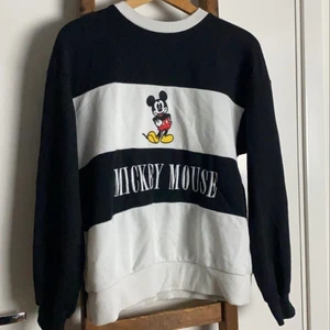 Mickey Mouse Sweatshirt - Sweatshirt med supercoolt Mickey Mouse-tryck✨ storlek S☺️ frakten ingår ej, kan mötas upp i Sthlm