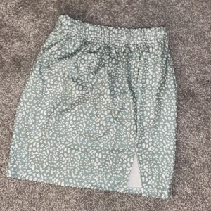 Gullig kjol med liten slits - Sitter tajt o fint och är så gullig! Använd en gång och är i toppenskick