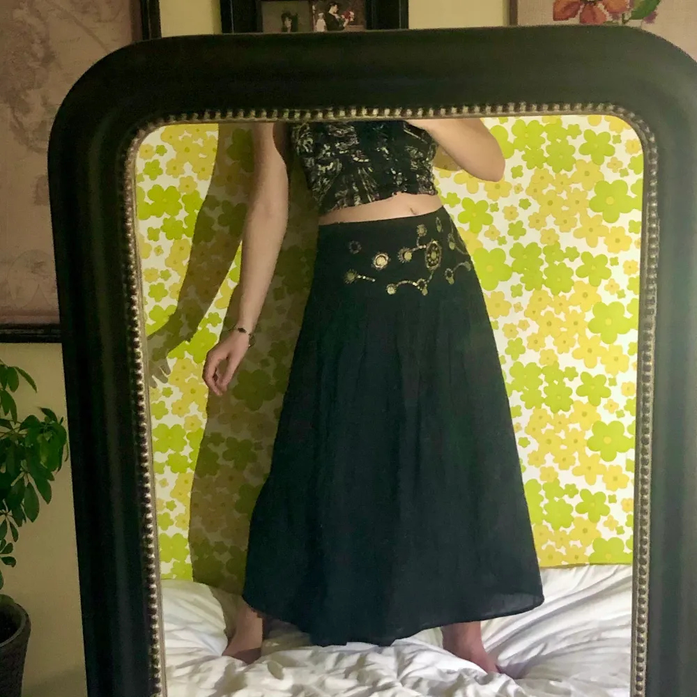 Världens coolaste lowwaisted kjol med vacker broderlig - så unik 😍 Frakt tillkommer, DMa om du har frågor!. Kjolar.