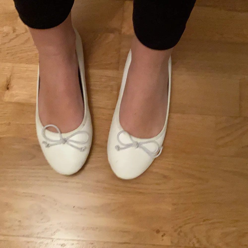 Fina vita ballerina skor i storlek 37. Säljer för jag har tappat intresse! Säljer för 30 kr,köparen står för frakten:) . Skor.