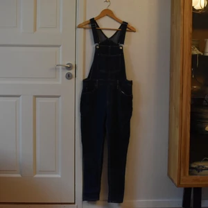 Levis hängselbyxor  - Knappt använda Levis hängselbyxor i fint skick. Storleken är 31 men de är små i storleken, så de passar nog kanske 29-30. Om man vill ha de ännu större skulle man kunna ha dem även om man har en mindre storlek. Budgivning som gäller, i kommentarerna. 