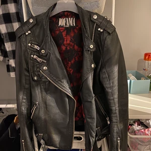 Jofama by Kenza skinnjacka  - Storlek 40. Inköpt 2014. Använt skick men väldigt fin. Innerfodret i ena armen är lagad då den gick sönder men syns inte. Kan skicka mer bilder vid intresse. Nypris: ca 3000kr 