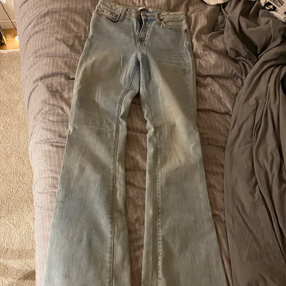 Superfina utsvängda ”bootcut” jeans. I en fin ljusblå färg. Kan tyvärr inte visa hur dom sitter då jag vuxit ur dom med ca 2-3 storlekar 😂 Sitter snyggt och tight lver rumpa och lår. Högmidjade! Inte alls mycket använda!. Jeans & Byxor.