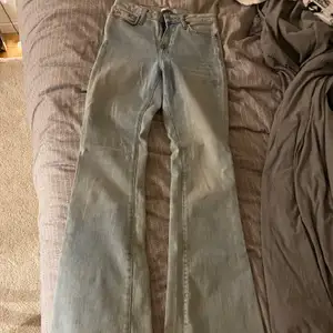 Superfina utsvängda ”bootcut” jeans. I en fin ljusblå färg. Kan tyvärr inte visa hur dom sitter då jag vuxit ur dom med ca 2-3 storlekar 😂 Sitter snyggt och tight lver rumpa och lår. Högmidjade! Inte alls mycket använda!