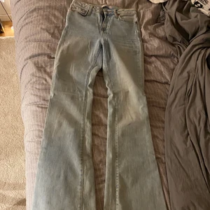 utsvängda jeans - Superfina utsvängda ”bootcut” jeans. I en fin ljusblå färg. Kan tyvärr inte visa hur dom sitter då jag vuxit ur dom med ca 2-3 storlekar 😂 Sitter snyggt och tight lver rumpa och lår. Högmidjade! Inte alls mycket använda!