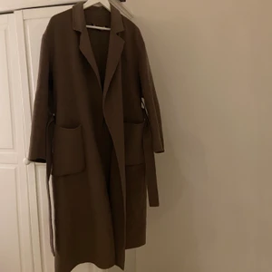 Brun kappa - Jätteskön brun kappa i storlek L! 