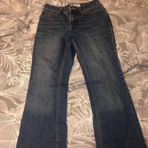 Fina jeans  - Dom var för stora på mej så säljer därför nu😊 passar Nån med strl 38/m ca😊 lite halv hög midja och äkta jeans tyg🤍