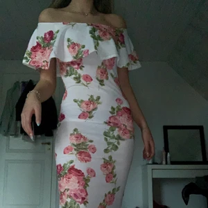 INTRESSEKOLL - Hej! Jag är osäker om jag ska sälja denna klänning eller inte. Vad hade ni varit beredd att betala för den? Slutar under knäna på mig - 168cm🤗