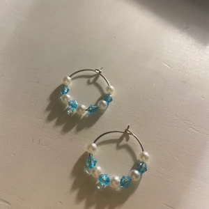 Fina örhängen  - Oanvända och handgjorda örhängen. Skriv för fler bilder och/eller frågor)) köp gärna!