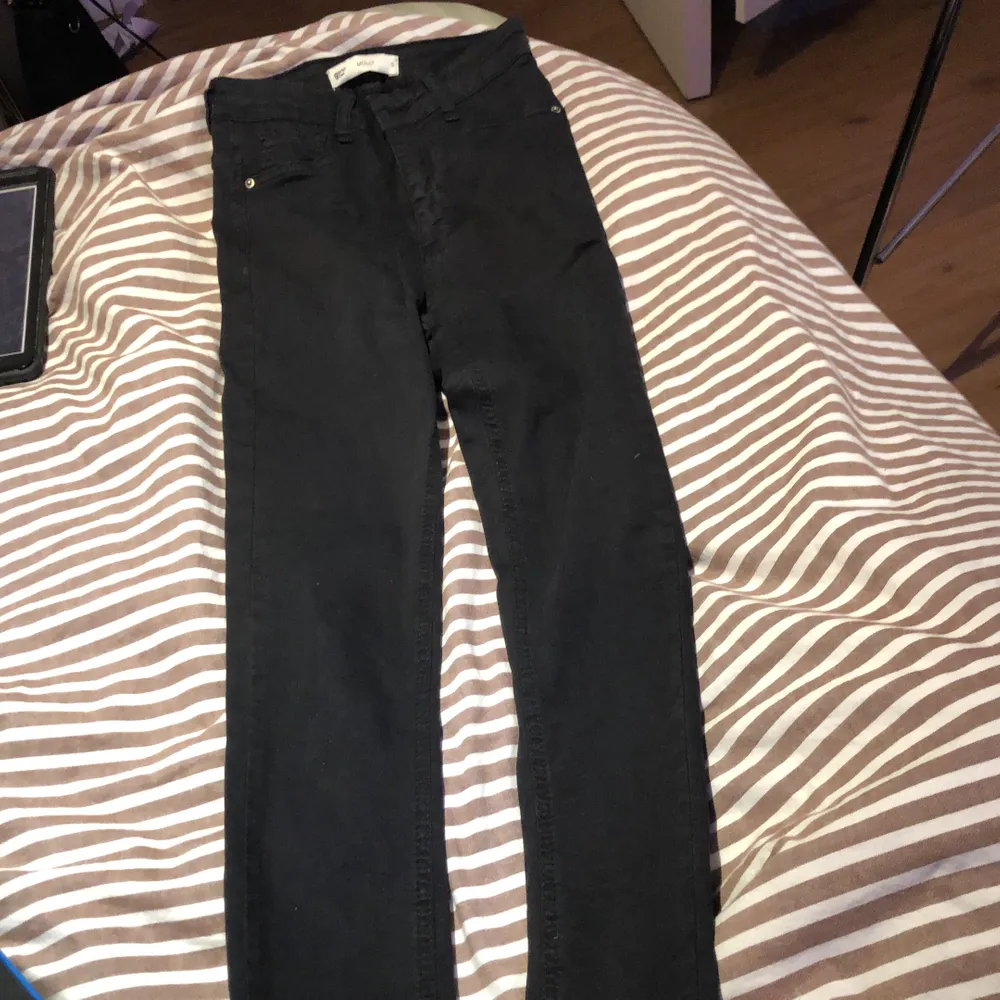 Svarta Gina tricot Molly jeans storlek s, bra skick, använda 1 gång. Originalpris: 300kr. Jeans & Byxor.