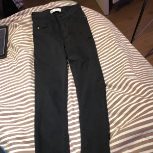 Svarta Gina tricot Molly jeans storlek s - Svarta Gina tricot Molly jeans storlek s, bra skick, använda 1 gång. Originalpris: 300kr