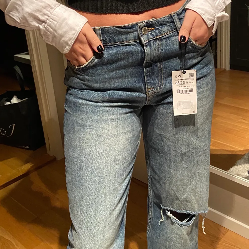 INTRESSEKOLL på dessa as snygga jeans från Zara 💓Storlek 38. Jeans & Byxor.