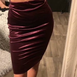 Kjol - En snygg mörklila lång midjad kjol 