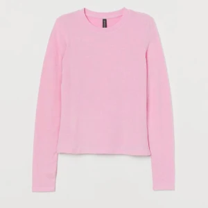 Tröja  - Långärmad rosa tröja från h&m. Knappt använd! 