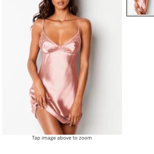 Nattlinne från Victoria Secret - Fick denna i present och tyvärr passa den inte. Lappen sitter kvar. Storlek S och passar lika bra S som XS. Rekommenderar ej om man har stora bröst för då blir den för tajt. Köppris 500kr, mitt pris 350kr + frakt.