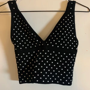 Topp Zara - En söt topp från Zara, bra skick! Säljer pga lite för liten. 