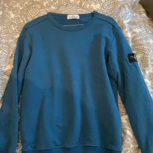 Stone island - Säljer min jätte fina Stone island tjocktröja då den inte kommer till användning, sparsamt använd✨ sitter lite oversized på mig som brukar ha S, såklart äkta har dock inget kvitto men den är köpt på NK i Sthlm 🥰 500 kr inklusive frakten😍