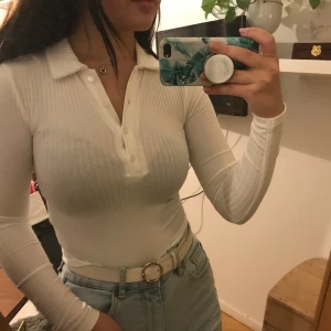 XS - En jättefin och skön topp från Gina Tricot. Det är en XXS men personligen skulle jag säga att det är som en vanlig XS. Inte använd, endast testad och prislappen är fortfarande kvar. 