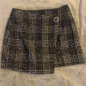 Stickad kjol  - Stickad mini kjol. Helt oanvänd 