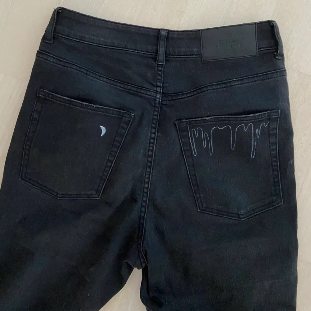 svarta slim fit jeans från cheap monday, fin detalj med slits på insidan av jeansen, jag har dekorerat de lite med små vita detaljer vid framfickorna och bakfickorna, de är high waist, W27L32, jag är 173 lång. Jeans & Byxor.