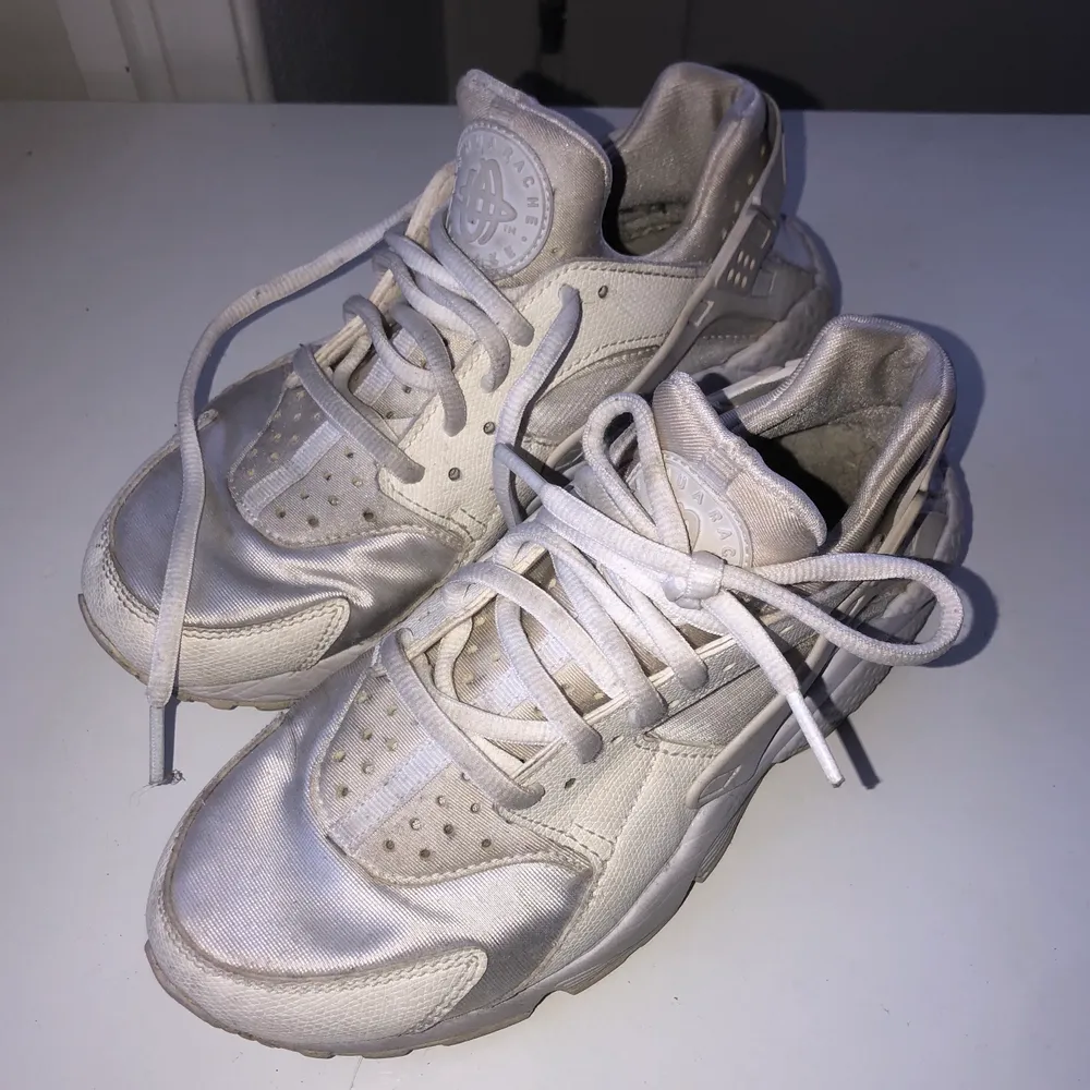 Säljer mina vita Nike huraches då jag ej använder dem, köpta för ca 1 år sen på Nikes butik. Gott, skick men använda. Skriv för fler bilder, eller alt pris! Storlek 37,5 dam, passar mig som är 38. Ord pris- 1200kr. Skor.