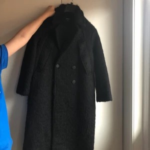 Svart kappa - Svart Kappa, aldrig använd och har fortfarande prislappen på. Ordinarie pris 1500 kr. 50% ull