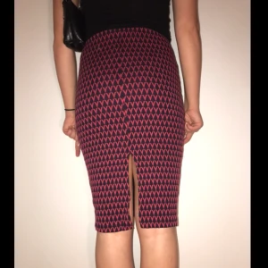Kjol från Zara - Tight highwaisted långkjol från Zara med slits där bak. Rött och mörkblått mönster. Nyskick! 