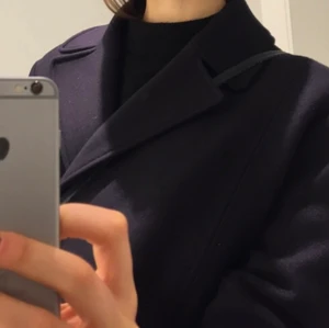 OTHER STORIES BLÅ KAPPA  - Blå otherstoreis kappa i storlek 36, 75% wool. Inga håla eller defekter, är lite nopprig. Finns fler bilder vid intresse!