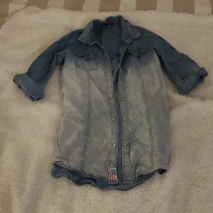 Jeansskjorta - Fläck och hålfri, rök och djurfritt hem.   FRAKT TILLKOMMER