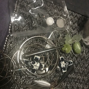 ☠️Döskallar ✨FEM MIX PAR Fina Nya örhängen  Gratis frakt  - ✨☠️FINA MIX PAKET ÖRHÄNGEN ✨☠️ ENLIGT BILDER NYA