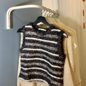 ZARA stickad väst - Jättesöt väst från Zara som dock inte är min stil. Max använd två gånger. Snygg stylad med en vit skjorta under!! Pris kan diskuteras. Frakt tillkommer.