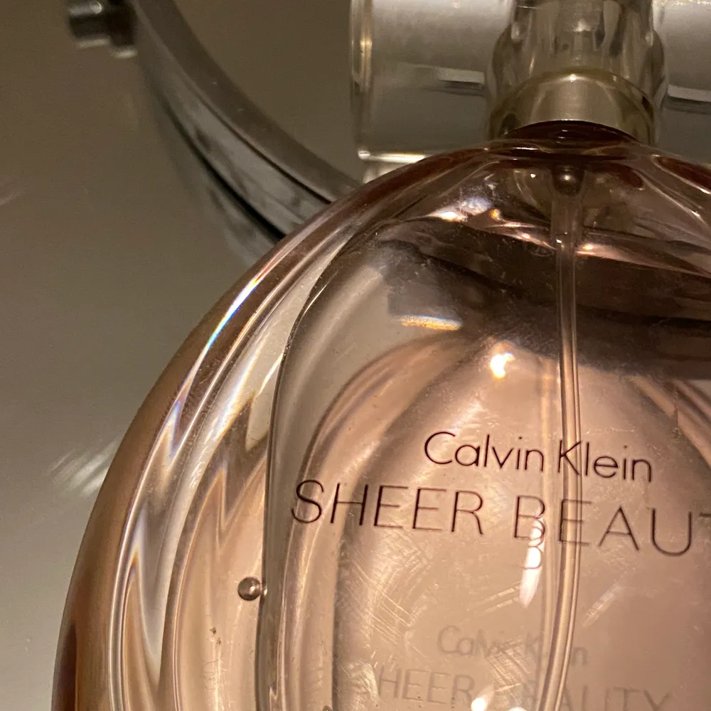 Calvin Klein parfym som är använd ett par gånger, den har mest stått som prydnad eftersom jag tyckt flaskan varit fin! Köpt ganska så dyrt men vill bli av med så sänker priset ganska mycket! Väldigt fint skick. Accessoarer.