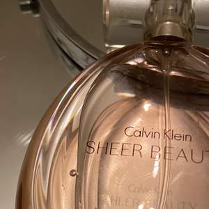 Calvin Klein parfym som är använd ett par gånger, den har mest stått som prydnad eftersom jag tyckt flaskan varit fin! Köpt ganska så dyrt men vill bli av med så sänker priset ganska mycket! Väldigt fint skick