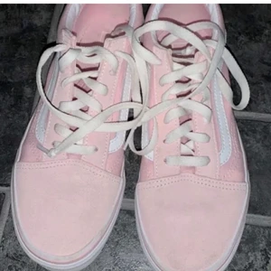 Vans skor - Snygga & trendiga vans skor som endast blivit använda 1 gång🦋 storlek 37, säljes för 300kr (nypris 400)🌸 OBS pris kan diskuteras✨
