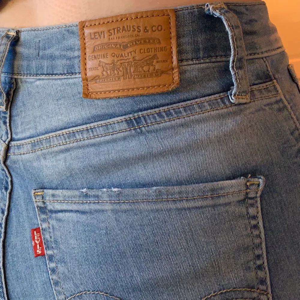 Ljusblå levisjeans med mycket stretch i modellen ”Mile high super skinny”. Använda ett fåtal gånger och i fint skick. ✨ . Jeans & Byxor.